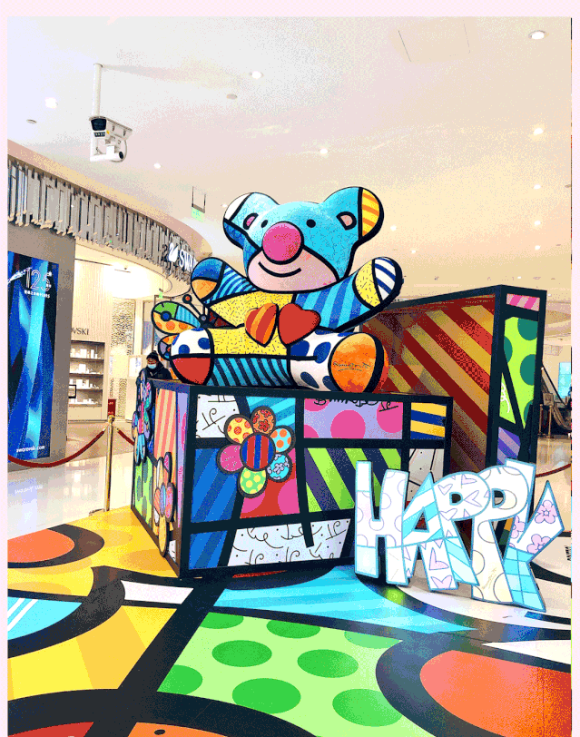 大块拼色结合潮流设计,卡通中不失酷炫,室内外众多美陈艺术装置,将