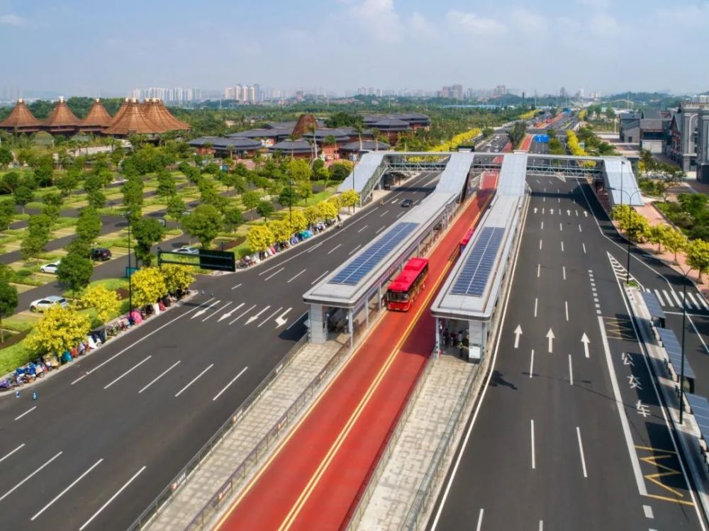 黄维业 摄南宁brt利用站台通道开展了多种活动,乘车惠民,志愿服务