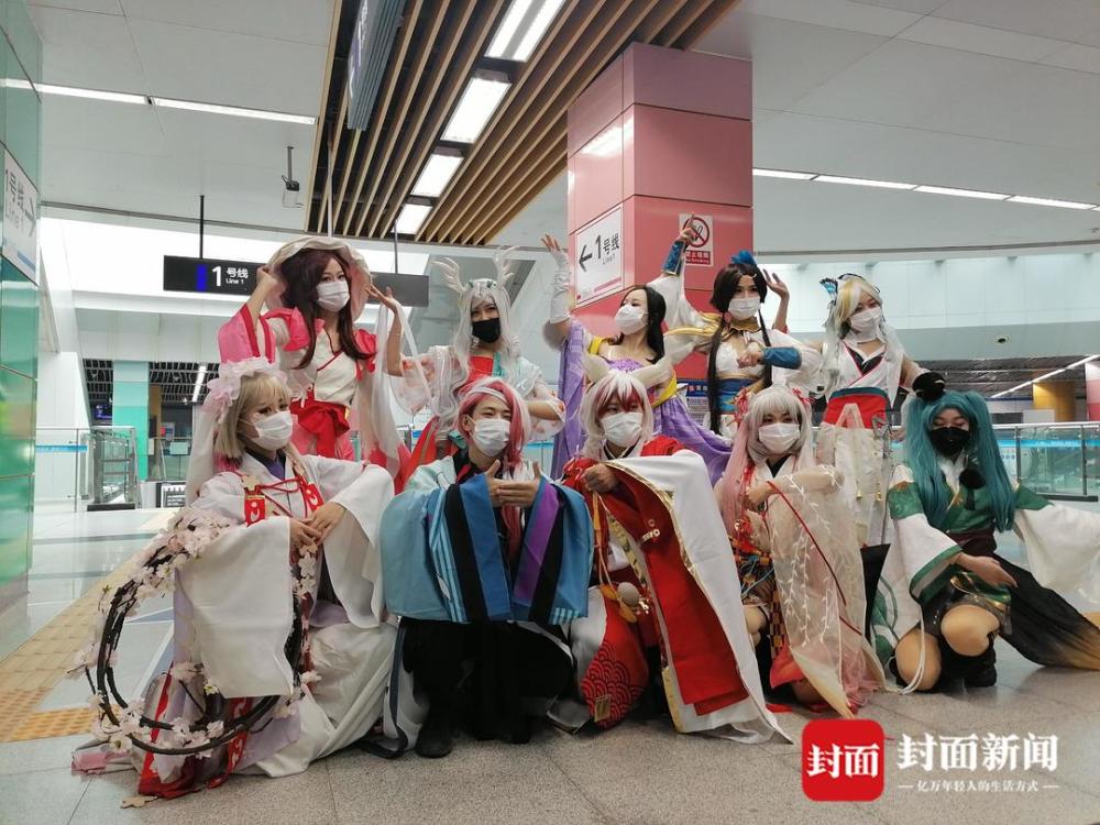 神兽快闪成都市民地铁里偶遇山海经众仙