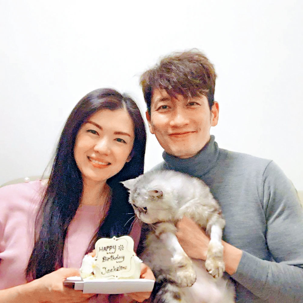 恭喜!袁文杰与44岁女友低调结婚,绝美婚纱照曝光,温馨且浪漫