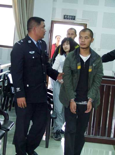 13年前,云南一大二女生杀死大款情人后,拍下碎尸全过程