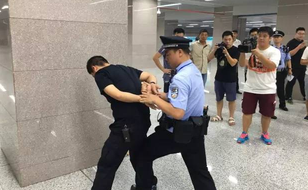 警察可以随便到家里抓人吗,一般来家里抓人都是些什么案子严重吗?