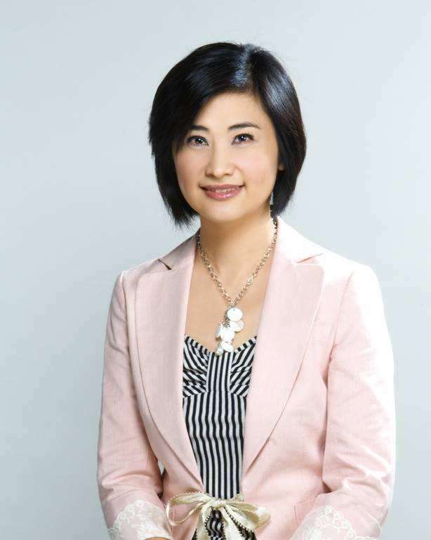 凤凰电视台美女主持依旧少女感十足演绎人生光辉一幕她做到了