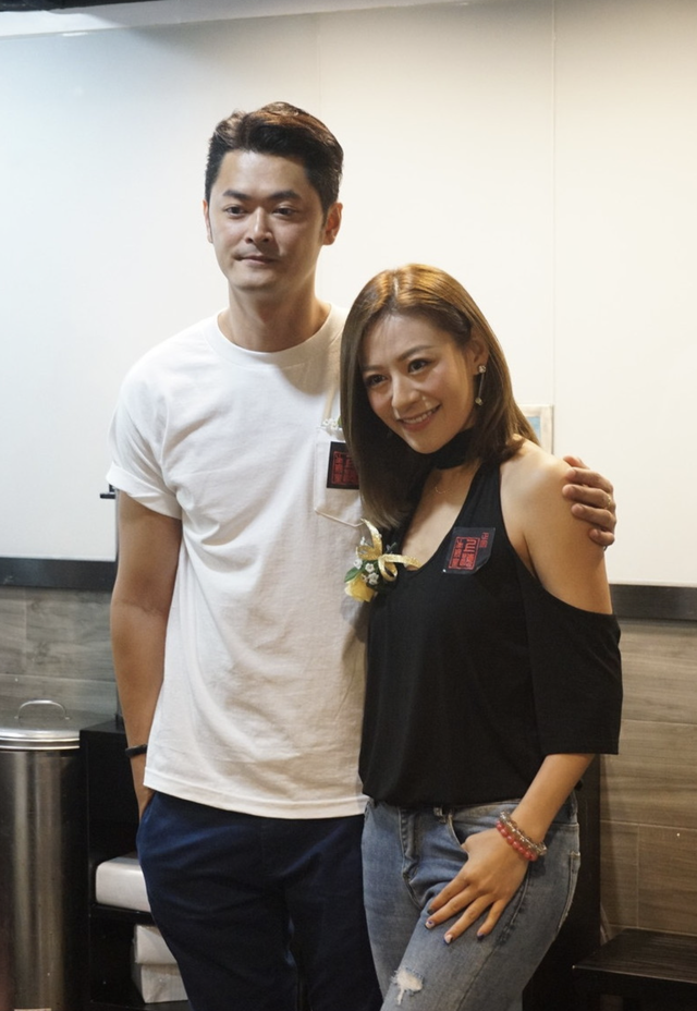 婚后,江若琳发挥"旺夫"体质,还积极跟老公学艺从商,目前从事宠物店
