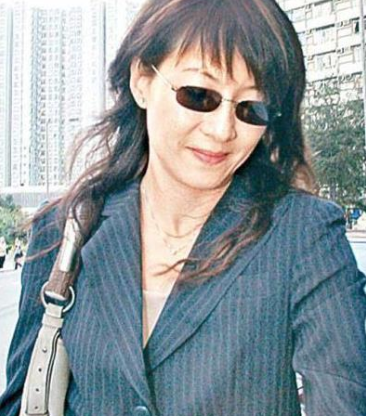 杨洁薇辞职做丁克,谭咏麟却与情人生子留数亿财产,她含泪入空门