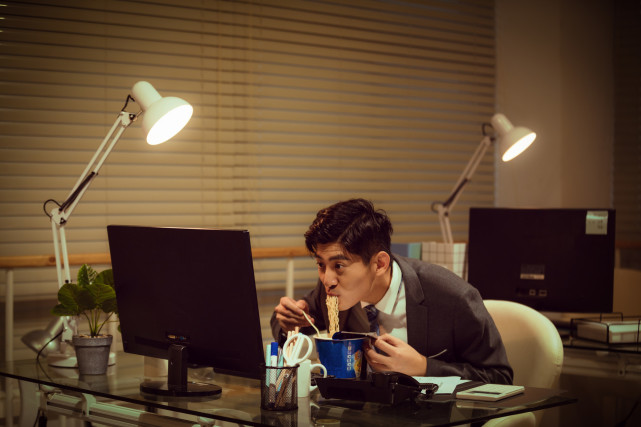 在大城市打拼超长的通勤时间让年轻人失去了生活