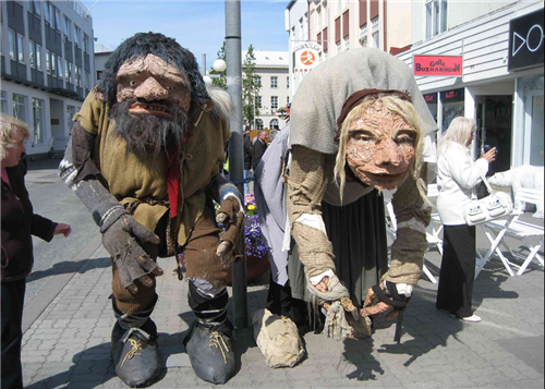 冰岛有13个圣诞老人不送礼物还吃小孩