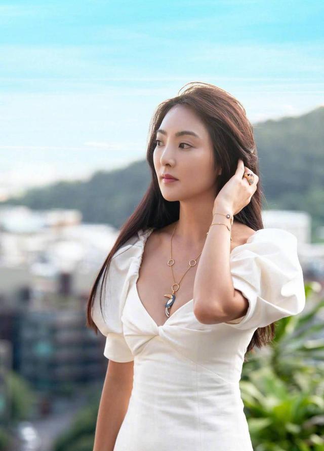 曹格娇妻太魅惑!一袭亮黄色长裙凹出性感曲线,皮肤黝黑照样美得高调.