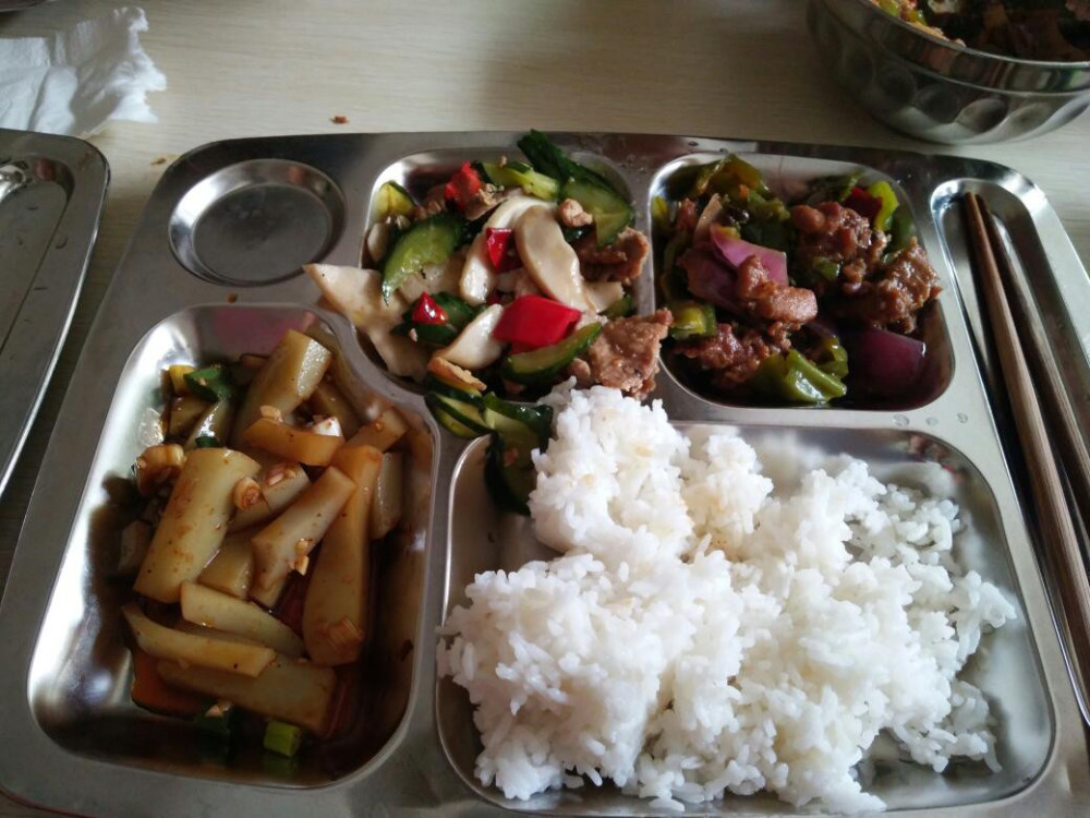 昆山电子厂的工作餐,才3块钱一份,米饭不限量,有肉有菜还有汤