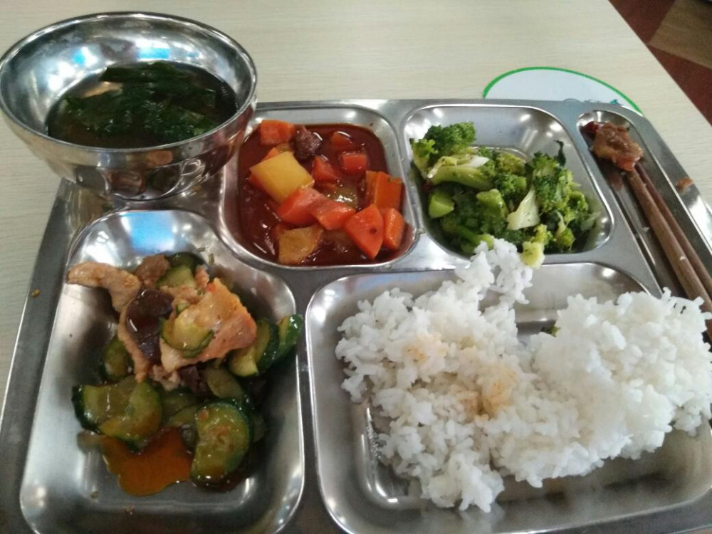 昆山电子厂的工作餐,才3块钱一份,米饭不限量,有肉有菜还有汤