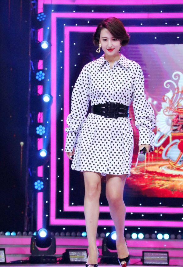 著名主持人张蕾气质开挂!穿一袭连衣裙高贵优雅,漂亮又迷人_腾讯新闻