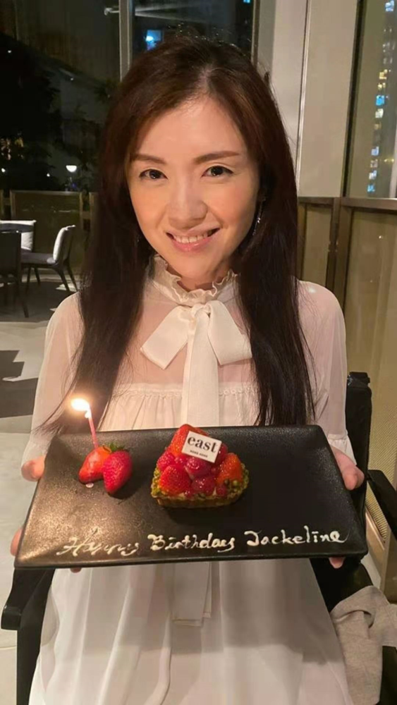 张洁莲在1995年因参选港姐入行,当年那一年的冠军是杨婉仪.