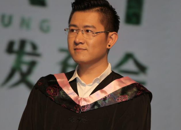 彭宇力发文挺何炅,三个小时不到就删除,网友:怂了?