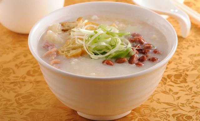 及第粥砂锅粥用砂锅煮粥,在粥熬得恰到火候时将新鲜的海鲜放入其中