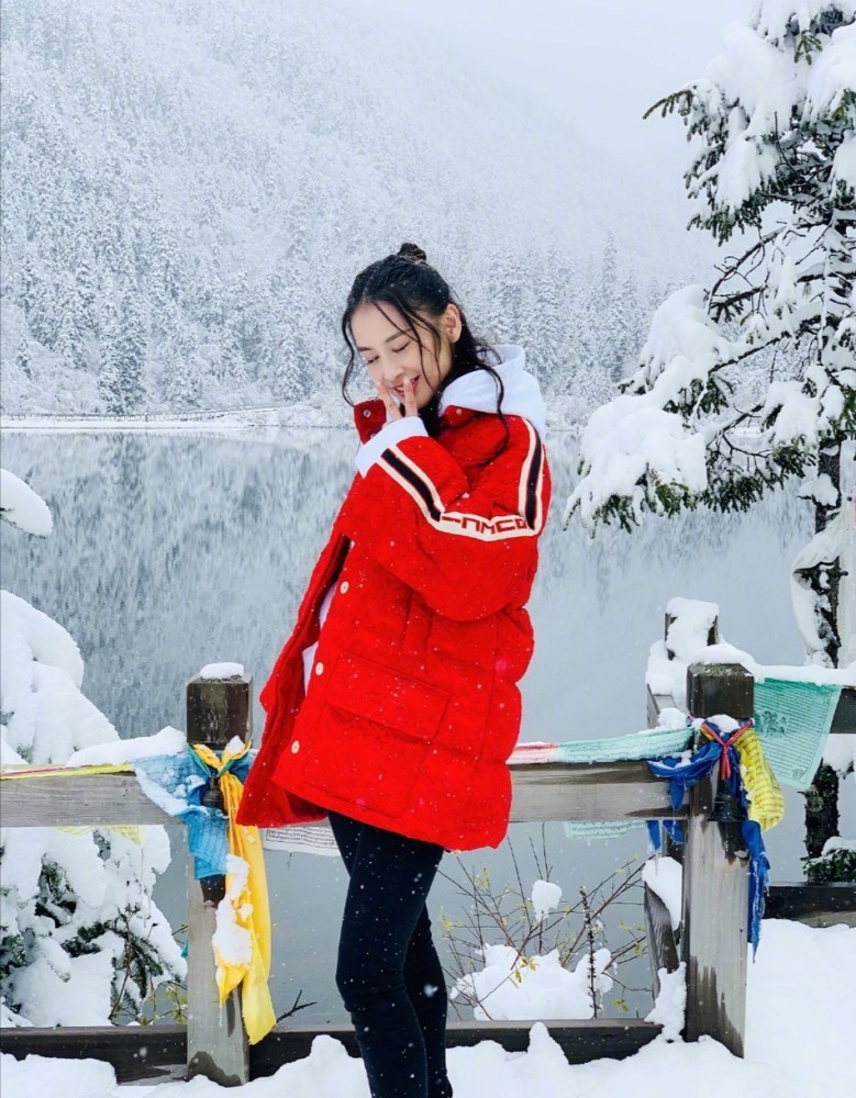 黄圣依穿红羽绒嫩成花 搭小黑裤雪地凹造型 随便一拍美过韩剧 腾讯新闻