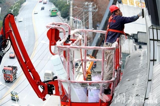 施工人员正在对外墙面进行刷新