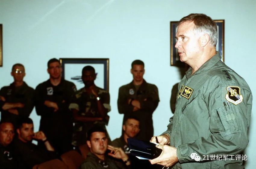 剧情堪比大片他曾是美国空军的战斗英雄现在是国防部长助理