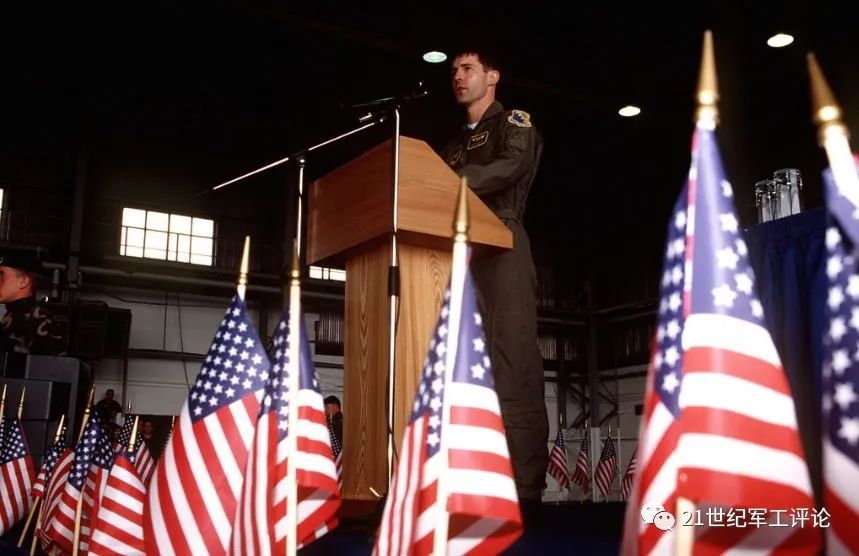 剧情堪比大片他曾是美国空军的战斗英雄现在是国防部长助理