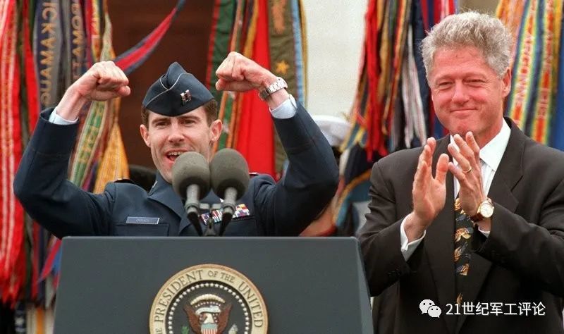 剧情堪比大片他曾是美国空军的战斗英雄现在是国防部长助理