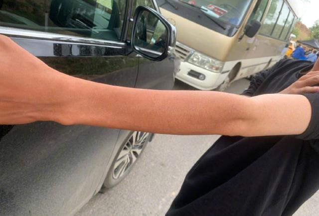 王源晒成黑炭衬衫工装裤超直男look公主抱150斤邓超人艰不拆