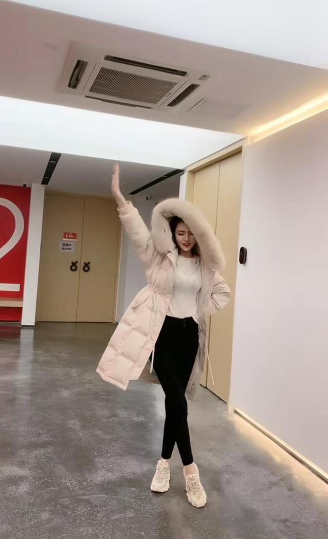 半个月后辛选旗下主播全面复出,美女丹丹舞姿可以,扎小机器了