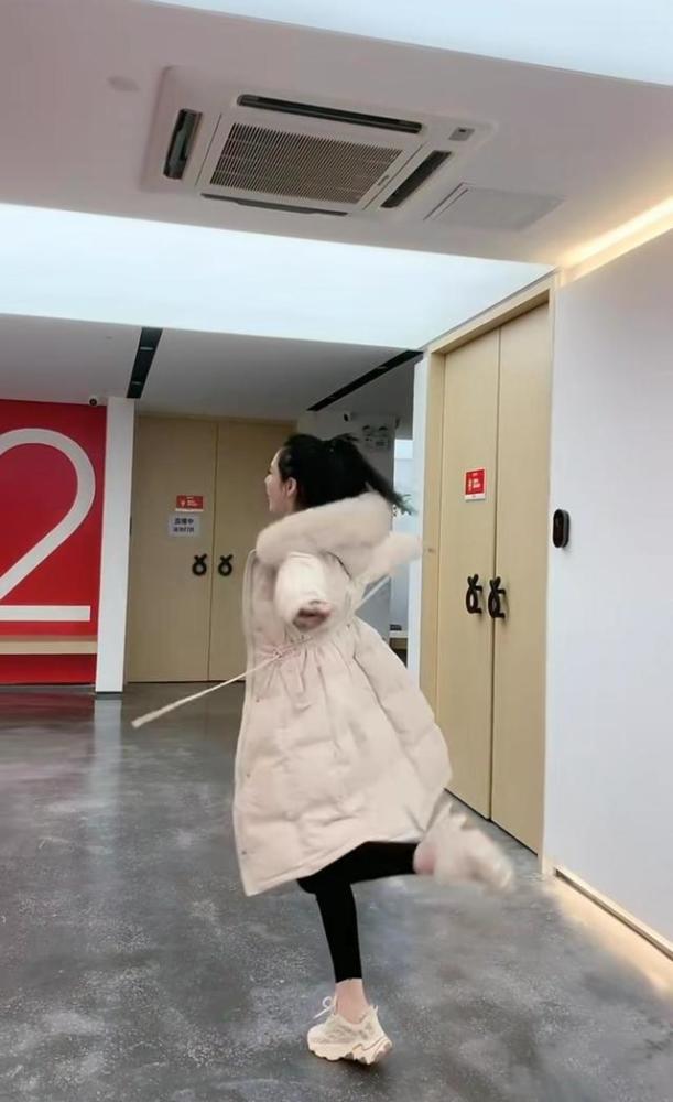 半个月后辛选旗下主播全面复出,美女丹丹舞姿可以,扎小机器了_腾讯