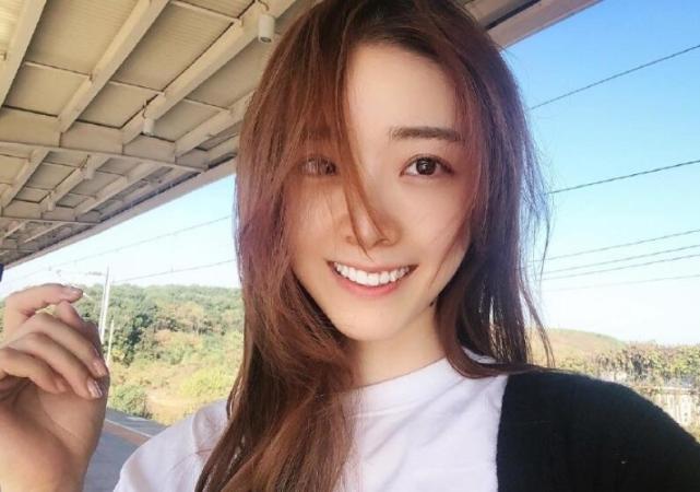 她的男朋友就是管泽元,于是网上经常有一句:抢余霜,杀管狗