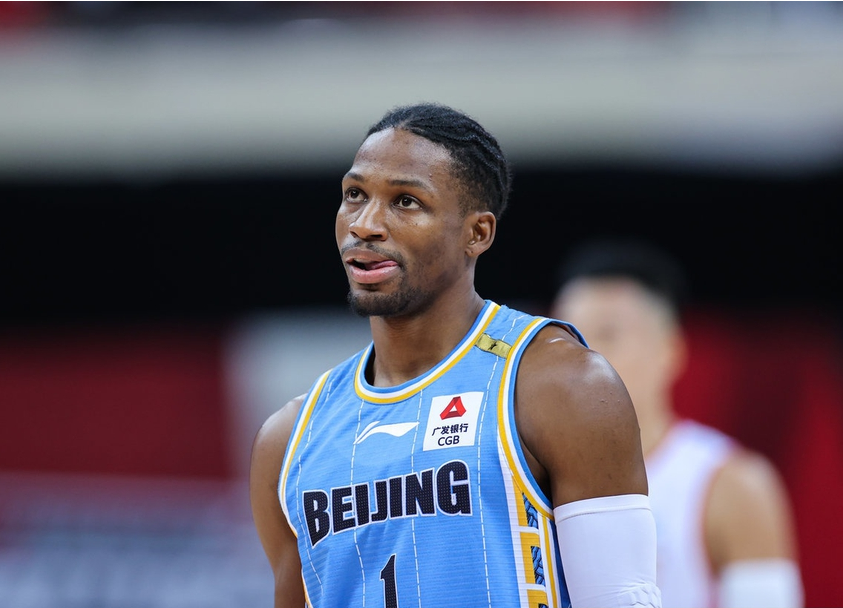 北京男篮换帅仍不管用 吉布森被彻底打爆!解说称他为"毒瘤"