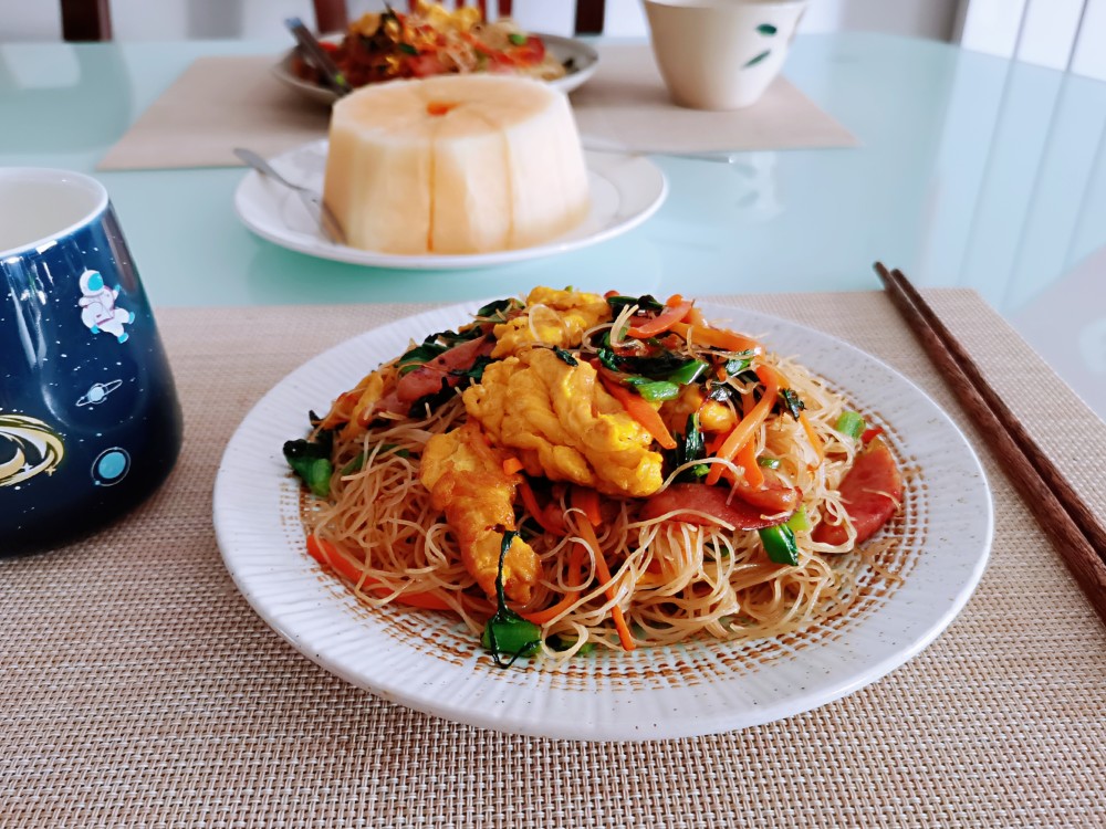 两口子的早餐简单3样10分钟做好饮品温暖炒米粉有家乡味