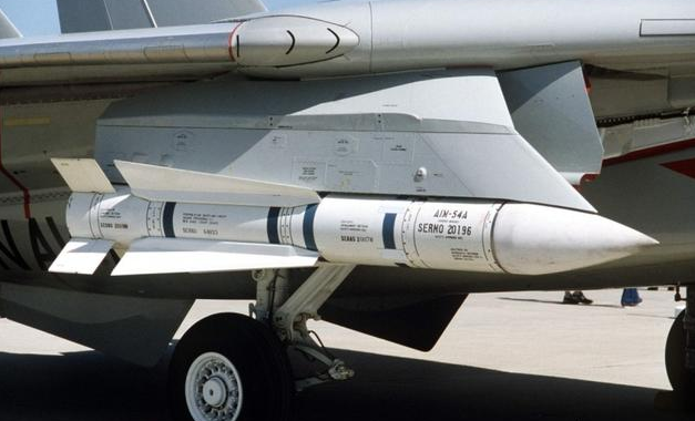f14满载6枚aim-54"不死鸟"导弹着舰,这十分危险