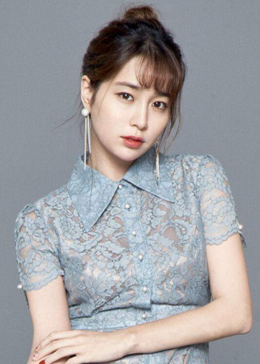 李珉廷婚后复出备受关注 家庭背景决定了她的优雅!_腾讯新闻