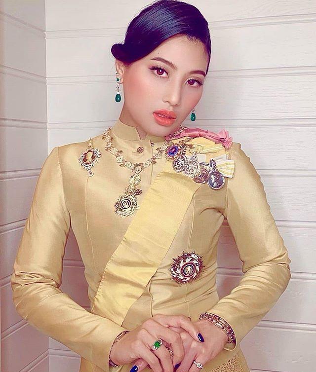 泰王二公主臭美紫裙配紫眼影土气当众玩手机笑看王后贵妃争宠