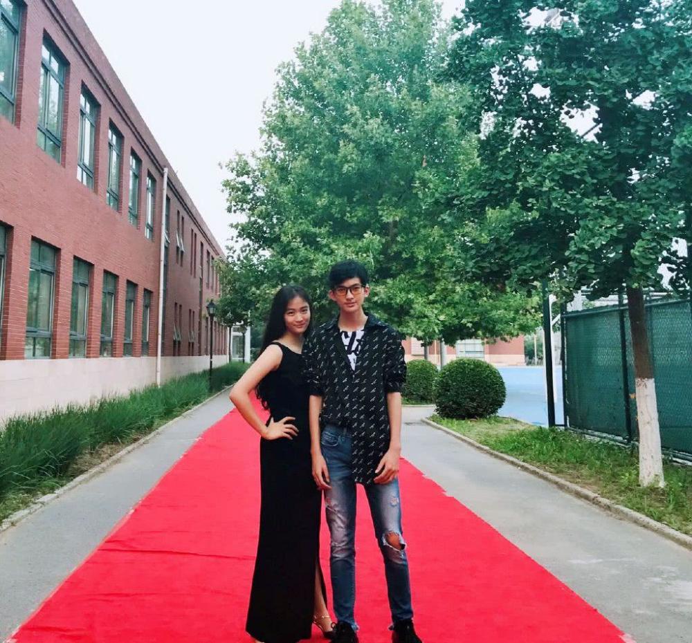 景岗山15岁女儿近照,大波浪卷气质佳,就是太显成熟了?