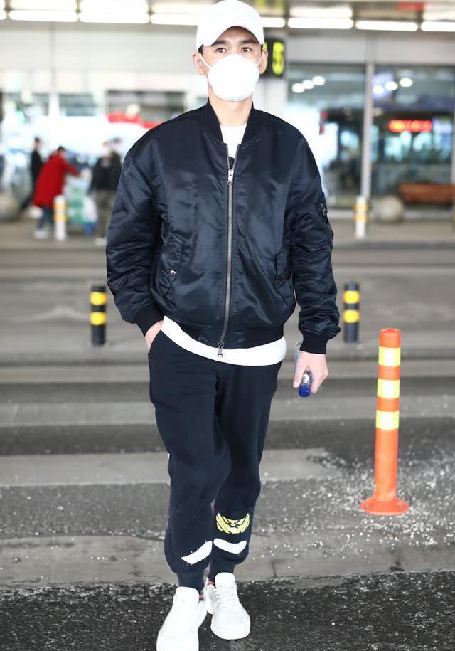 乔振宇穿飞行员外套扮潮,内搭故意长一截,41岁时髦度不输小鲜肉!