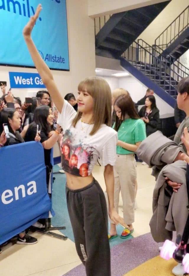 人间芭比lisa一袭公主裙亮相公演舞台!top级别神颜值不输女主角!