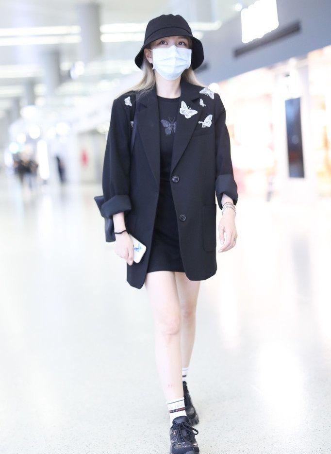 周扬青高调走机场,西装超短裙秀美腿,谁注意她无名指的戒指纹身!