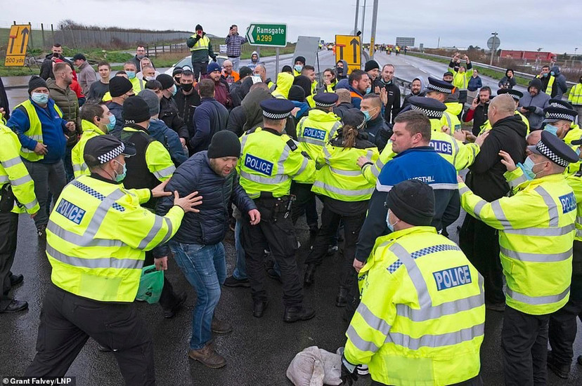 23日,司机们封锁了肯特郡的a299公路,举行了大规模抗议活动.