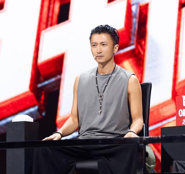 谢霆锋潮流造型丸子头西装男人味十足40岁变身潮男