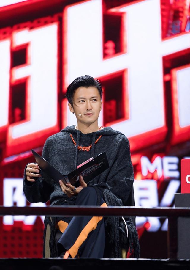 谢霆锋潮流造型丸子头西装男人味十足40岁变身潮男