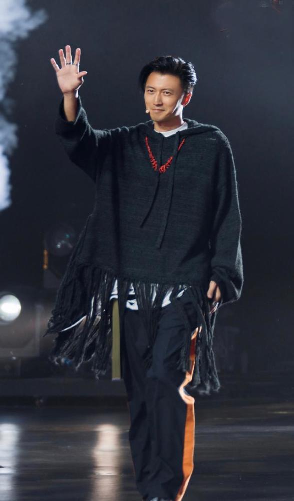 谢霆锋潮流造型丸子头西装男人味十足40岁变身潮男