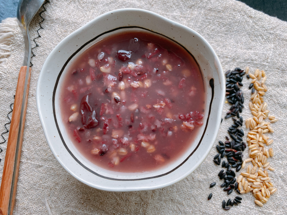 黑米燕麦粥的做法总结:1,煮粥的食材比例没有具体规定,可以根据喜好来