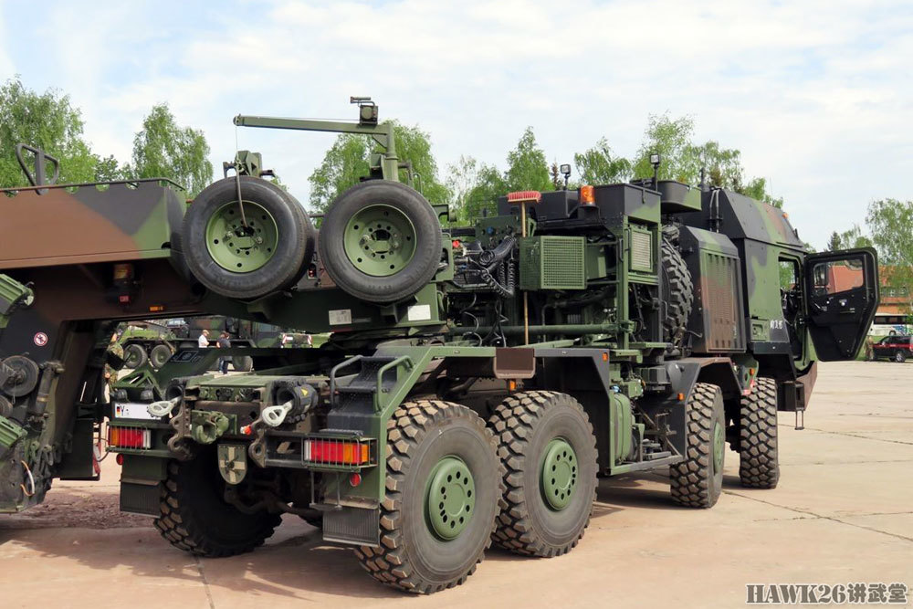 德国国防部追加采购24辆重型牵引车最大载荷70吨专门运输坦克