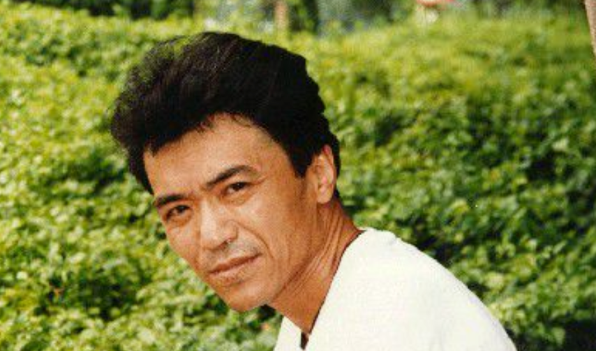 今天小编要讲的是演员郭旭,他曾在春晚与潘长江搭档,消失多年以为是