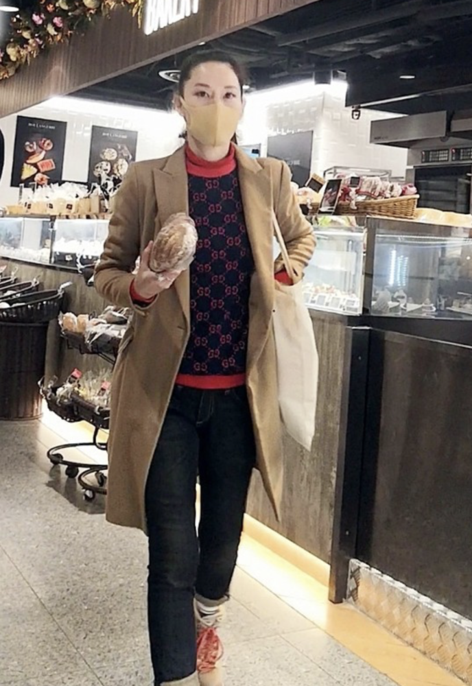 徐子珊退圈一年罕露脸打扮贵气身形健美享受平凡生活婉拒复出