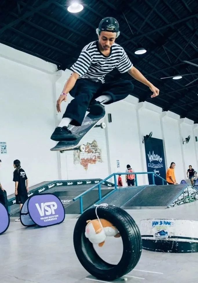 街头酷玩show潮改车展50尺圣诞树就在创意园