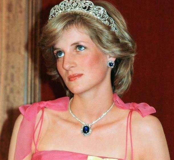 平民女嫁入豪门的悲哀谁能懂戴安娜在王室饱受煎熬过个圣诞都痛苦不堪