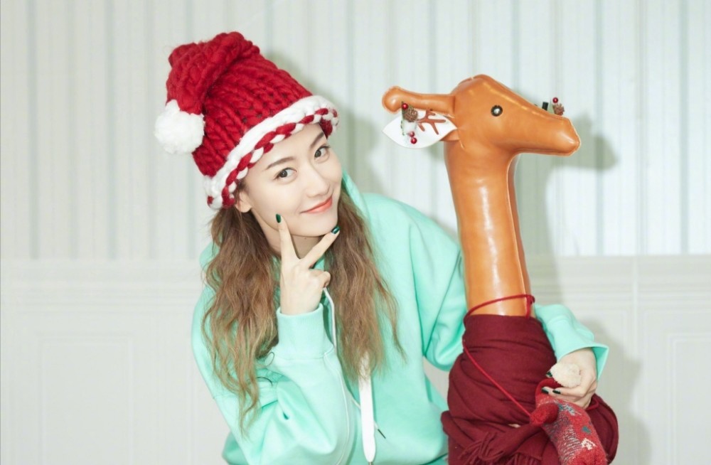 只见白冰头戴红色圣诞帽,骑在玩具麋鹿的身上看起来很是可爱