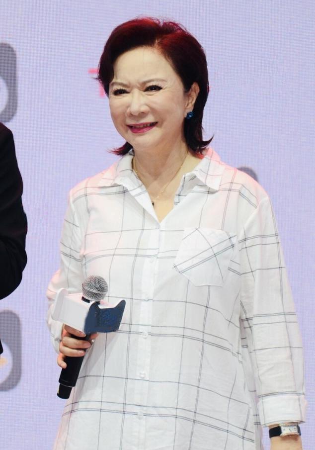 58岁蔡明近照流出一身白配运动鞋简约清新脸部肿胀不服老不行