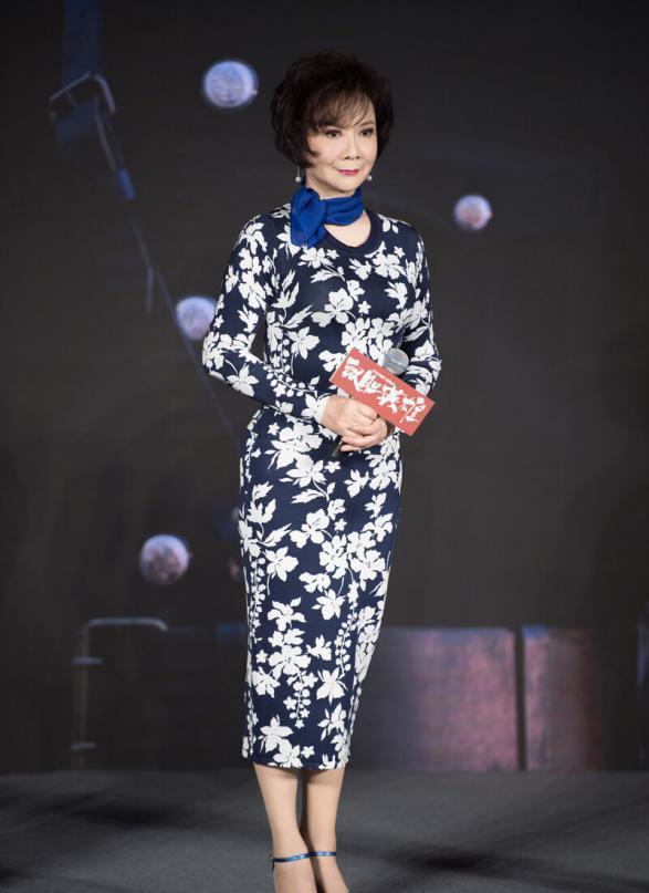 58岁蔡明近照流出一身白配运动鞋简约清新脸部肿胀不服老不行