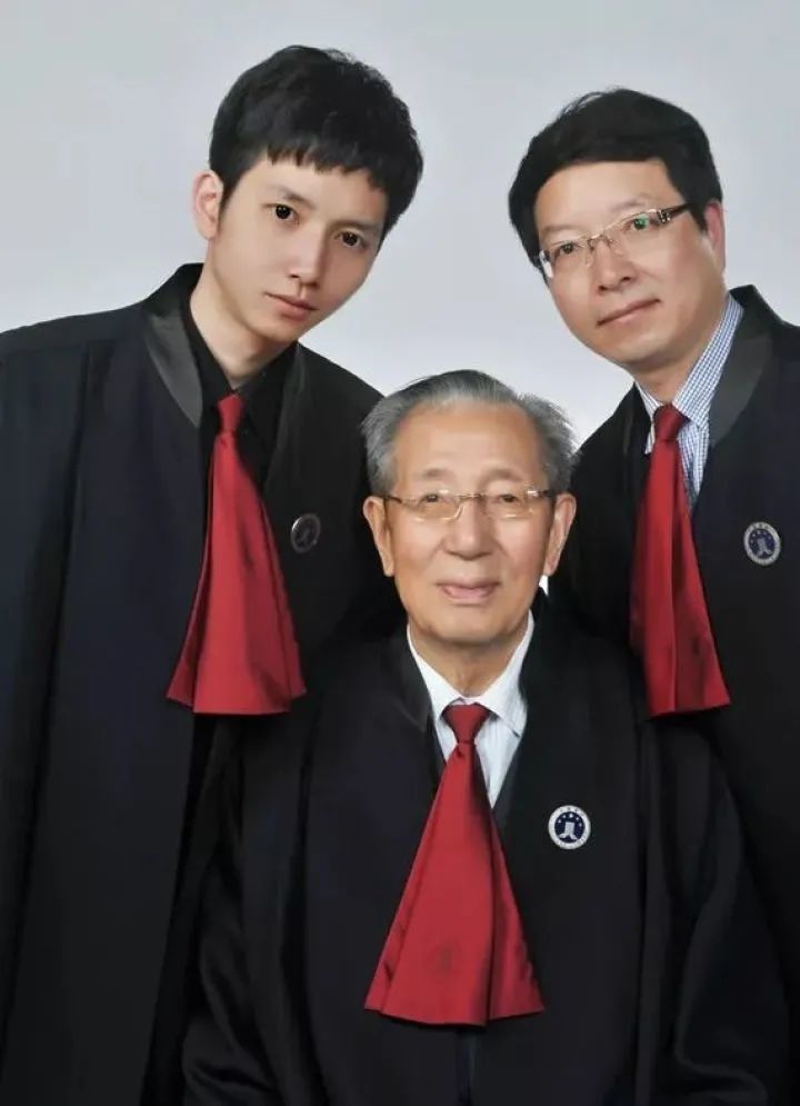 忠于法律,忠于当事人"也成为他的家训,并在他的影响下,他的儿子姜周健